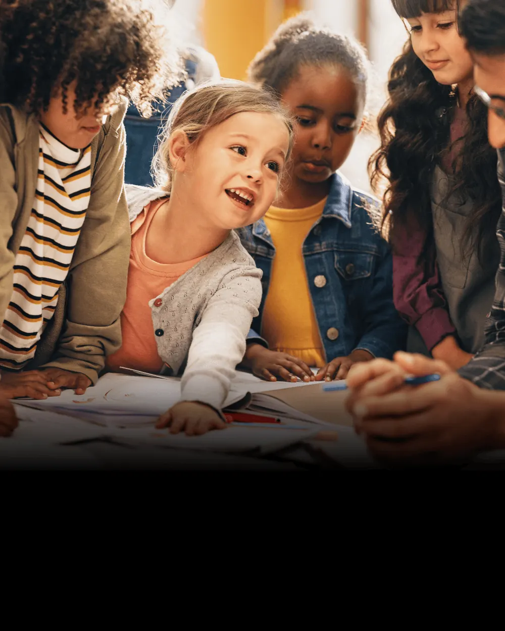 Enfants du primaire qui travaillent ensemble