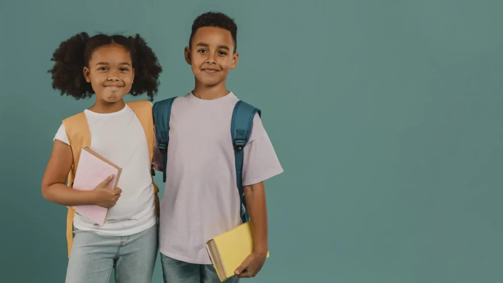 Deux élèves de primaire avec leur cartable, prêts pour le CEB